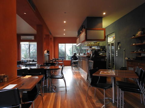 Waves Luxury Suites - Pubs and Clubs 1