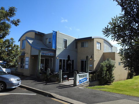 Waves Luxury Suites - Pubs and Clubs 3