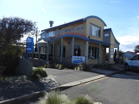 Waves Luxury Suites - Pubs and Clubs 2
