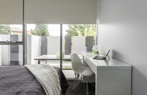 Well-Appointed 3 Bedroom, 2 Bath, Parking & Pool - Pubs and Clubs 2