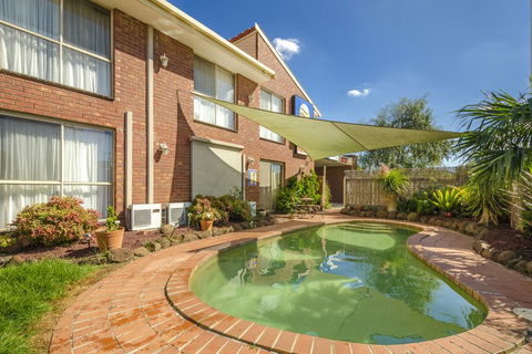 Werribee Motel And Apartments - Pubs and Clubs 1