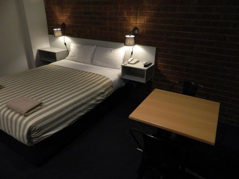 Werribee Motel And Apartments - Pubs and Clubs 3