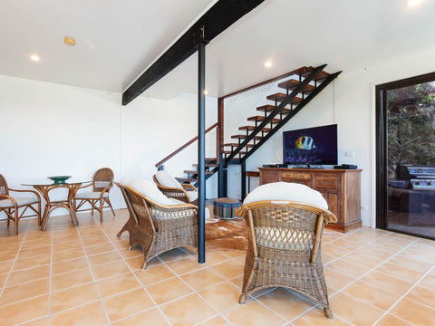 Whale Tales' 78 Lentara Street - FANTASTIC WATER VIEWS OVER FINGAL BEACH - Pubs and Clubs 1