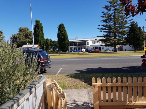 WHARF COTTAGE - Pubs and Clubs 1