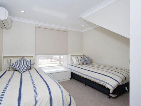 Whispering Sands', 10 Sandy Point Road - Luxury Waterfront Home With Aircon, WIFI & Foxtel - Pubs and Clubs 2