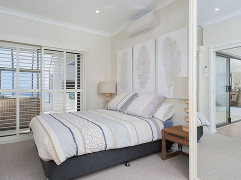 Whispering Sands', 10 Sandy Point Road - Luxury Waterfront Home With Aircon, WIFI & Foxtel - Pubs and Clubs 1