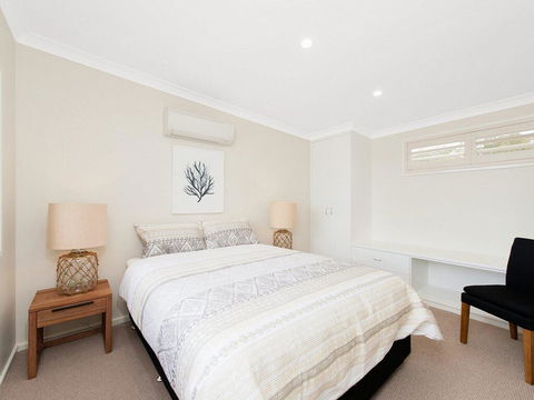 Whispering Sands', 10 Sandy Point Road - Luxury Waterfront Home With Aircon, WIFI & Foxtel - Pubs and Clubs 3