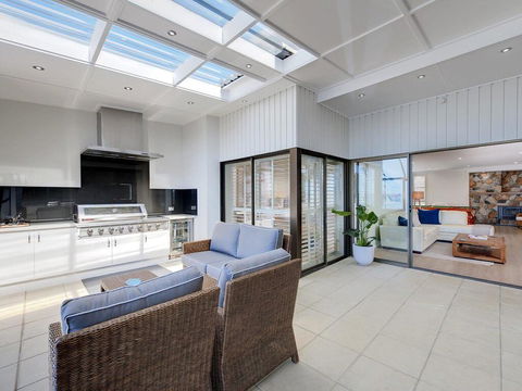 Whispering Sands', 10 Sandy Point Road - Luxury Waterfront Home With Aircon, WIFI & Foxtel - Pubs and Clubs 0