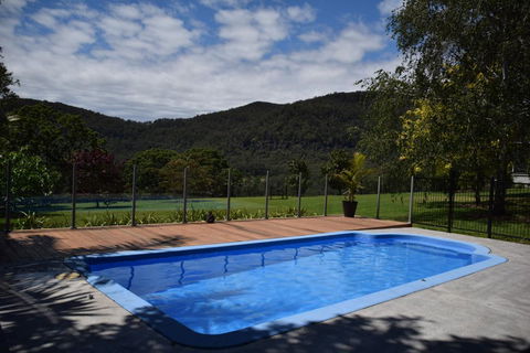 Whispers At Cedar Grove - Pubs and Clubs 2