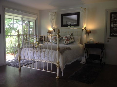 Whispers At Cedar Grove - Pubs and Clubs 3