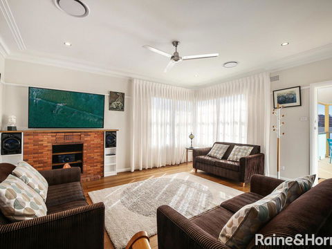 White Beach - 42 Ash Street - Pubs and Clubs 3