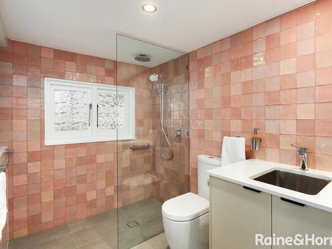 White Beach Studio - 42a Ash Street - Pubs and Clubs 2