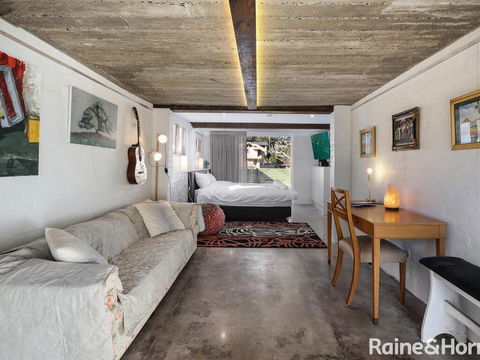 White Beach Studio - 42a Ash Street - Pubs and Clubs 0