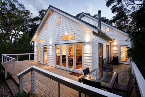 White Cottage - Pubs and Clubs 1