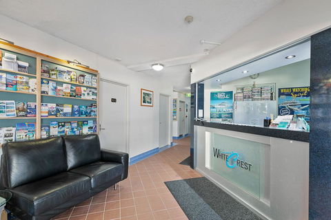 White Crest Luxury Apartments - Pubs and Clubs 3