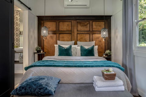 White Gates - Pubs and Clubs 0