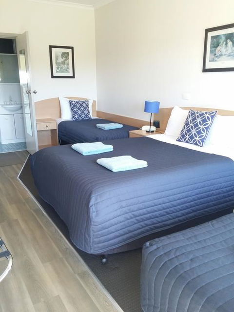 White Manor Motel - Pubs and Clubs 2