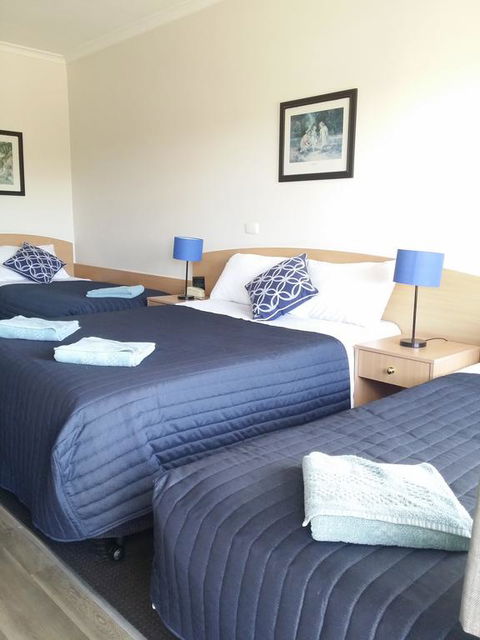 White Manor Motel - Pubs and Clubs 3