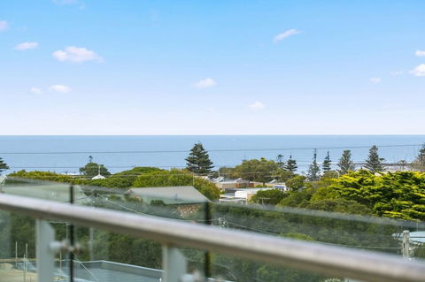 Whitewater Apartments, Australia - Pubs and Clubs 2