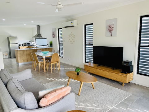 WHITSUNDAY Brand New Townhouse Close To Boardwalk - Pubs and Clubs 0