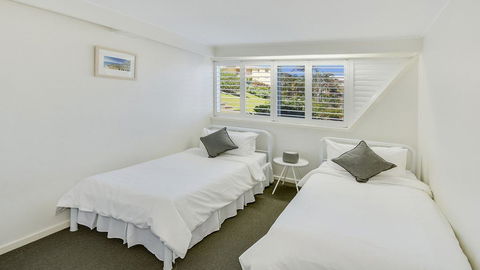Wickham Point Unit 2, 44 Victoria Tce, Kings Beach - Pubs and Clubs 1