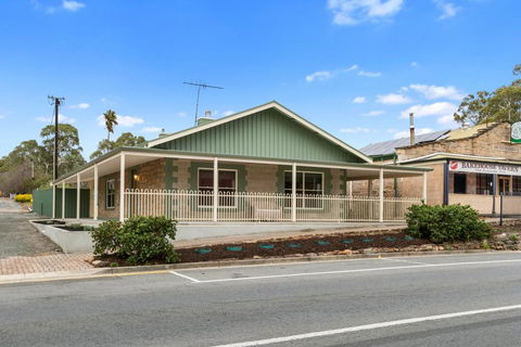 Williamstown Bed And Breakfast - Pubs and Clubs 0