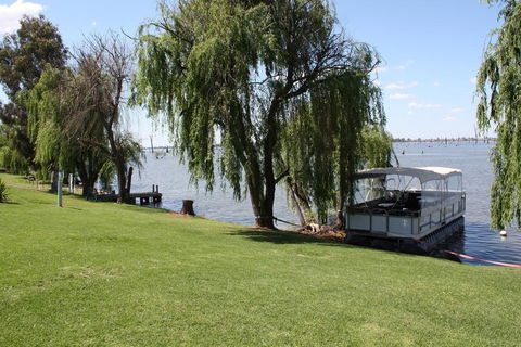 Willow Island - Waterfront - Pubs and Clubs 0