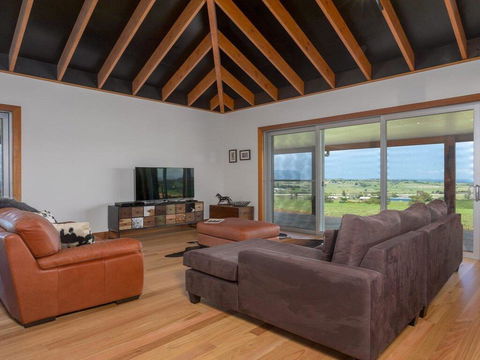 Willowview - Coastal Retreat, Stunning Views - Pubs and Clubs 2