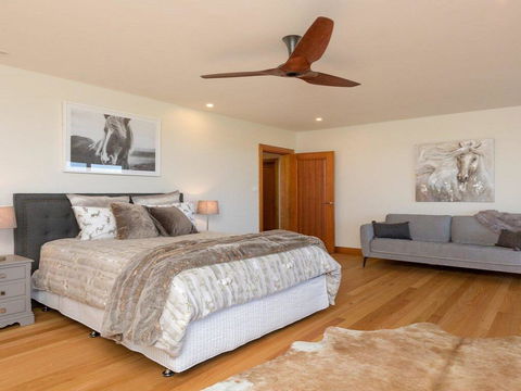 Willowview - Coastal Retreat, Stunning Views - Pubs and Clubs 3