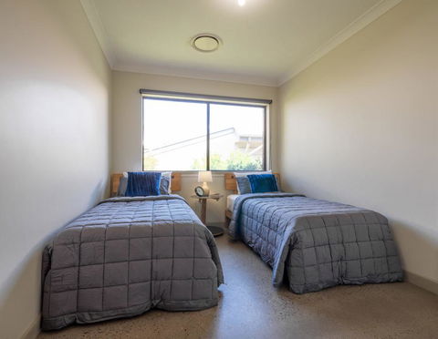 Wilson Ave Unit 2, 13 Wilson Ave - Pubs and Clubs 2