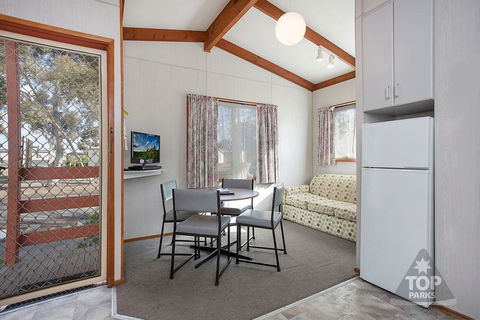 Wimmera Lakes Caravan Resort - Pubs and Clubs 3