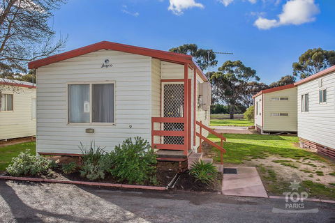 Wimmera Lakes Caravan Resort - Pubs and Clubs 1