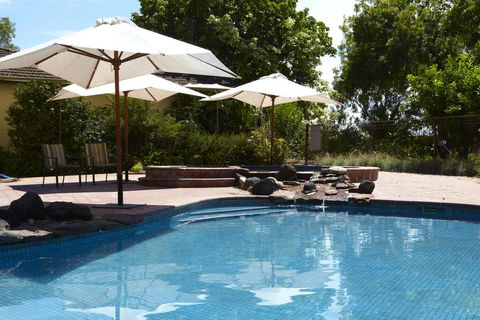 Winbi River Resort Holiday Rentals - Pubs and Clubs 1