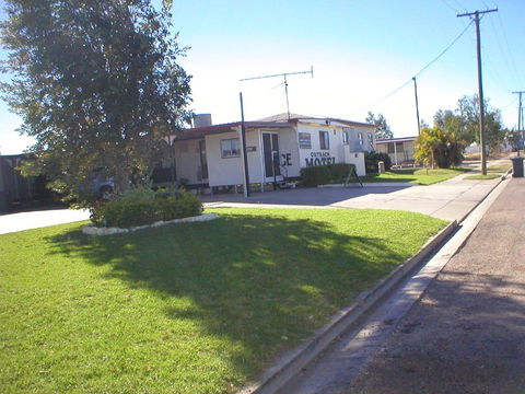 Winton Outback Motel - Pubs and Clubs 1