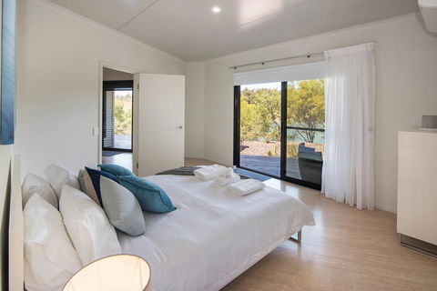 Wirraway Luxury Chalet - Pubs and Clubs 2