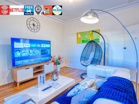 Wollongong Station Holiday House With Wi-Fi,75 Inch TV, Netflix,Parking,Beach - Pubs and Clubs 0