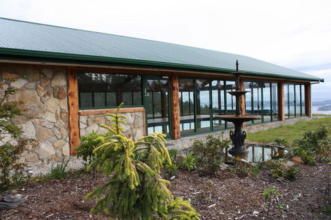 Woodbridge Hill Hideaway - Pubs and Clubs 1