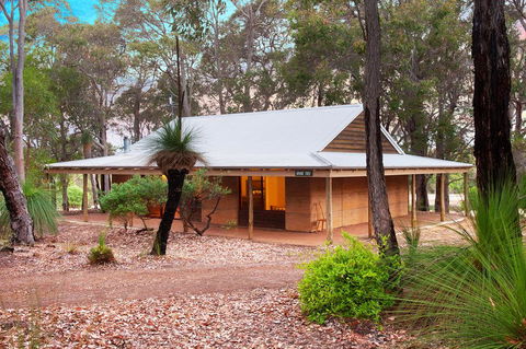 Woodstone Grass Tree Cottage - Pubs and Clubs 0