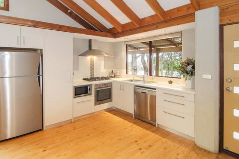 Woodstone Grass Tree Cottage - Pubs and Clubs 1