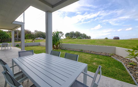 Woolgoolga By The Sea - Pubs and Clubs 1