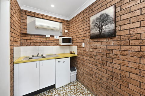 Woongarra Motel - Pubs and Clubs 1