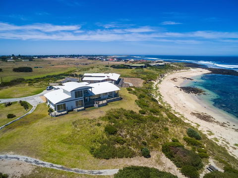 Wytonia Beachfront Accommodation - Pubs and Clubs 0