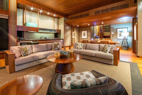 Yacht Club Villa - Pubs and Clubs 1