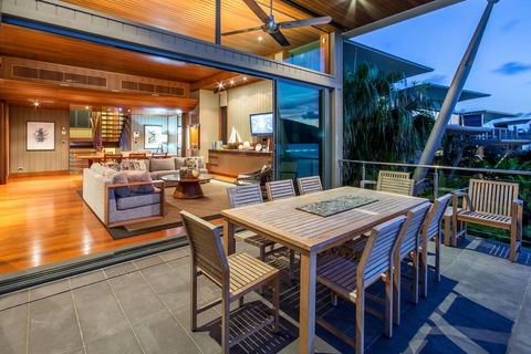 Yacht Club Villa - Pubs and Clubs 2