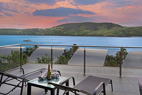 Yacht Club Villa 33 - Serenity - 4 Bedroom 4 Bathroom House Ocean Views 2 Buggies - Pubs and Clubs 3