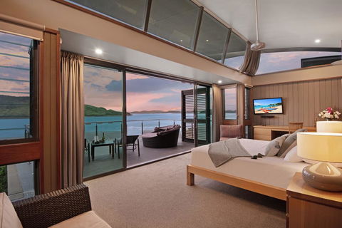 Yacht Club Villa 33 - Serenity - 4 Bedroom 4 Bathroom House Ocean Views 2 Buggies - Pubs and Clubs 0