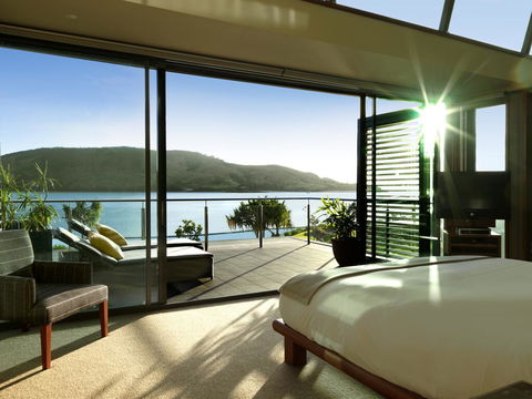 Yacht Club Villas - Pubs and Clubs 1