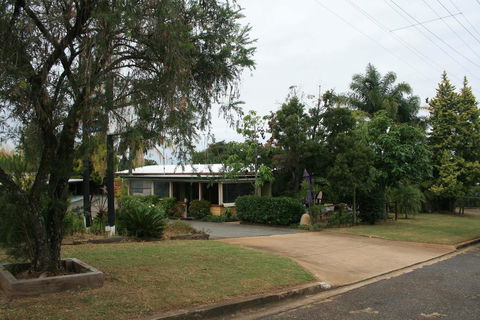 Yarraman Gardens Motel Queensland - Pubs and Clubs 2