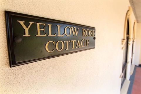 Yellow Rose Cottage - Pubs and Clubs 3