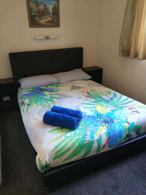 Zeehan Bush Camp - Pubs and Clubs 1